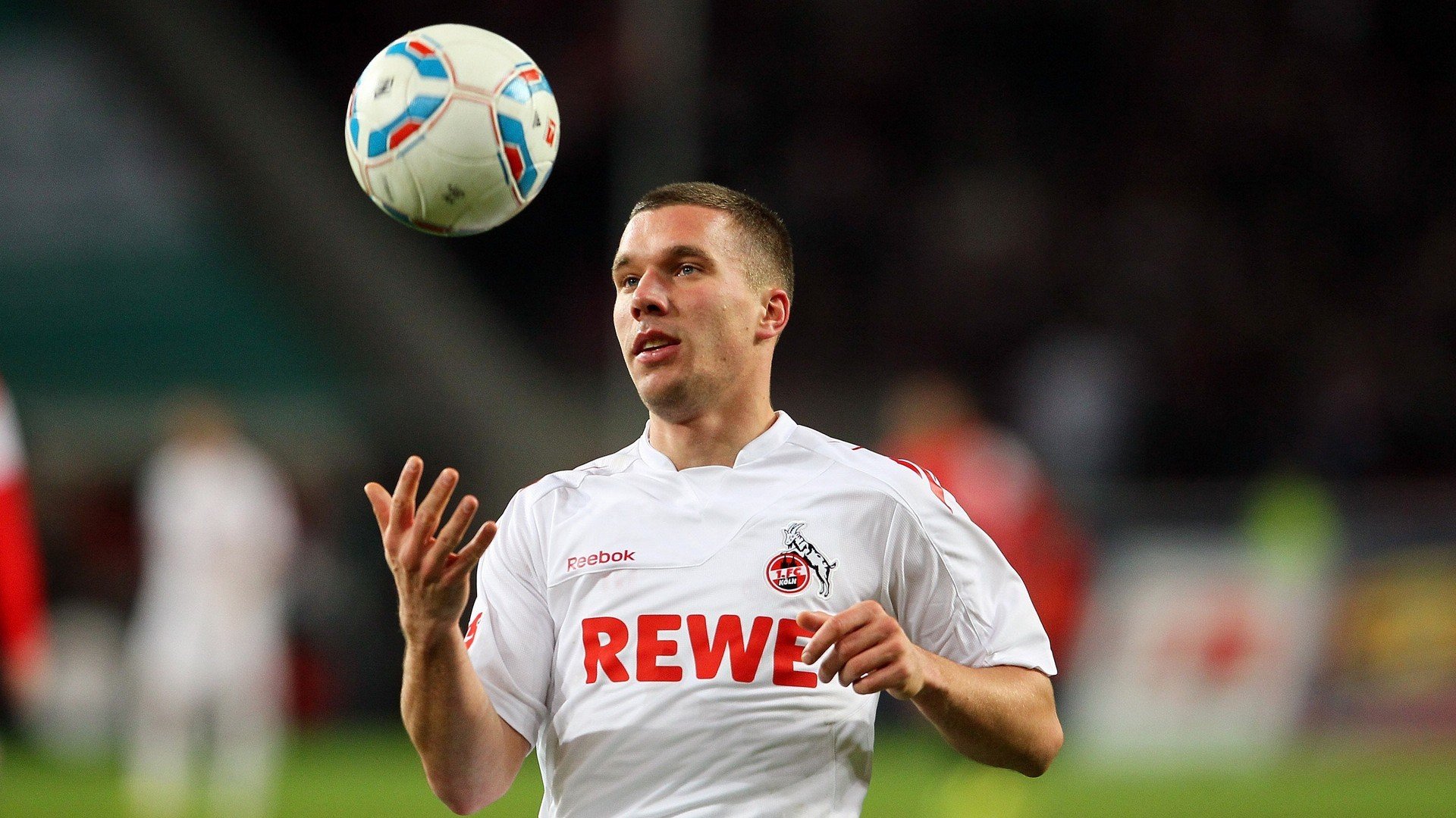 “高新体育中心：举重选手突破极限，赛场上演壮丽的力量之战”